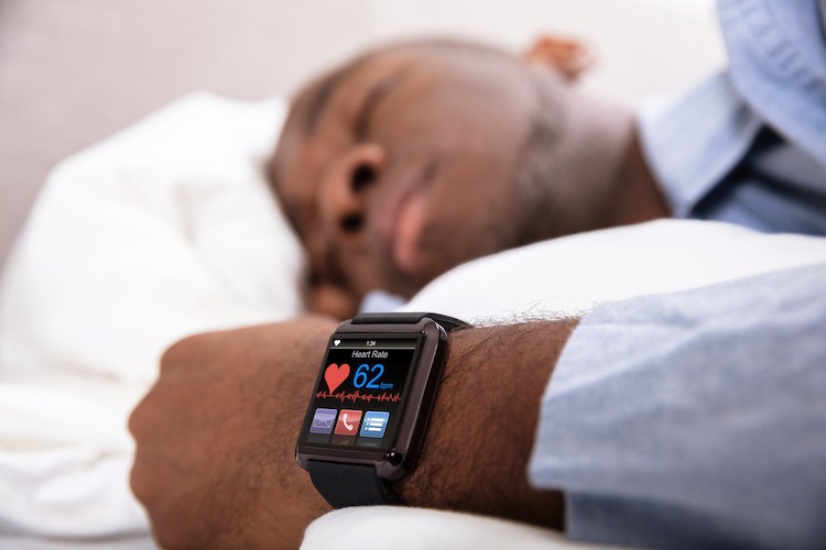 sleepmedicine-1 man sleeping with smart watch